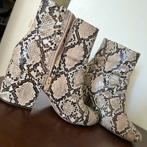Urban Outfitters Women’s Tan Snake Print Booties!